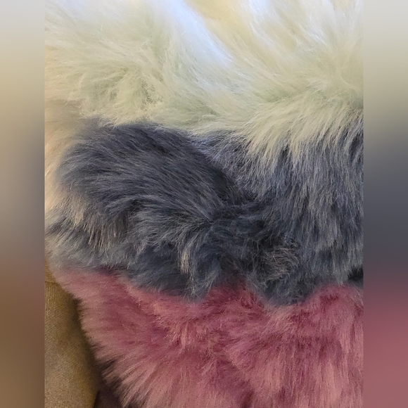 Beautiful UGG 22 X 22 Faux Fur Pillow - Picture 2 of 7